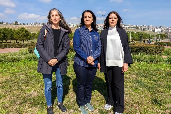 İzmir depreminde evlatlarını kaybeden 3 anne, Kahramanmaraş merkezli depremlerde benzer acıları yaşayan kader arkadaşlarının acısını bir nebze azaltarak yaralarına merhem olmak için felaketin ilk günlerinden bu yana seferber oldu. Anneler Seher Perincek (solda), Tülin Batmaz (ortada) ve Meryem Öztürk (sağda) AA muhabirine açıklamalarda bulundu. ( Meriç Ürer - Anadolu Ajansı )
