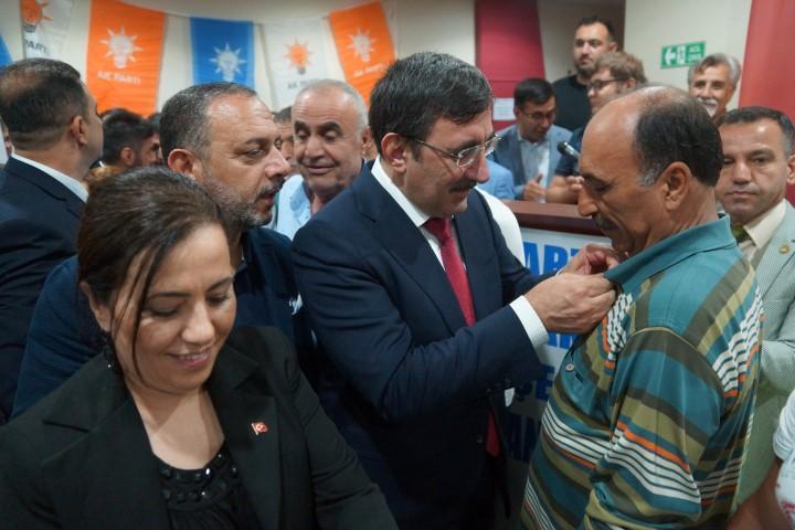 AK Parti Genel Başkan Yardımcıları Cevdet Yılmaz ile Hamza Dağ, Konak İlçe Teşkilatı'nın Hasan Sağlam Öğretmenevi'nde düzenlenen danışma kurulu toplantısına katıldı. Tören sonunda CHP ve HDP'den AK Parti'ye geçen 13 kişiye AK Parti rozeti Dağ ve Yılmaz (ortada) tarafından takıldı. ( Tezcan Ekizler - Anadolu Ajansı )
