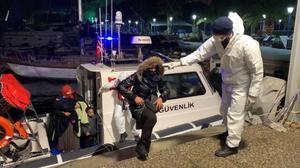 İzmir'de Yunanistan unsurlarınca geri itilen 66 düzensiz göçmen kurtarıldı