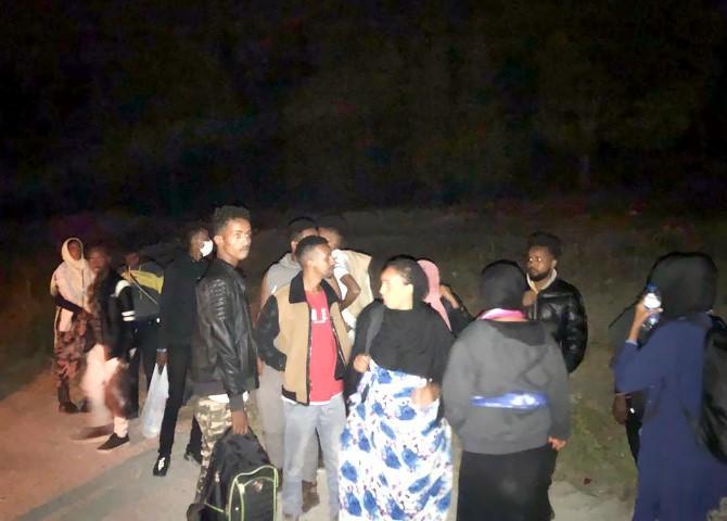 İzmir'in Aliağa ilçesinde 25 düzensiz göçmen yakalandı. ( Jandarma Genel Komutanlığı - Anadolu Ajansı )
