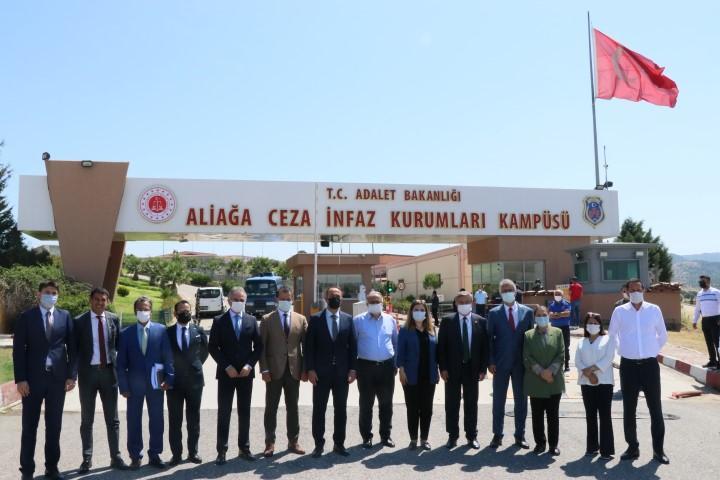 TBMM İnsan Haklarını İnceleme Komisyonu Hükümlü ve Tutuklu Haklarını İnceleme Alt Komisyonu üyeleri, İzmir'deki ceza ve tevkifevlerinde incelemelerde bulundu. ( Tezcan Ekizler - Anadolu Ajansı )