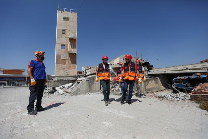 İzmir'in Seferihisar ilçesi açıklarında 30 Ekim 2020'de meydana gelen 6,6 büyüklüğündeki depremin ardından kentteki İçişleri Bakanlığı Afet ve Acil Durum Yönetimi Başkanlığının (AFAD) sistemine kayıtlı gönüllü sayısı 8 binden 26 bin 732'ye yükseldi. Eğitimlerin ilk bölümlerini çevrim içi alan gönüllüler bu adım sonrası 20-30'ar kişilik gruplar halinde İzmir Valiliği İl Afet ve Acil Durum Müdürlüğünün Bornova'daki eğitim alanında 2 haftalık hafif arama kurtarma eğitiminden geçiriliyor.  ( Lokman İlhan - Anadolu Ajansı )
