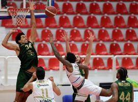 ING Basketbol Süper Ligi 13. hafta erteleme maçında Aliağa Petkimspor ile Darüşşafaka Tekfen ENKA Spor Salonu'nda karşılaştı. Bir pozisyonda oyuncular pota altında mücadele etti. ( Lokman İlhan - Anadolu Ajansı )