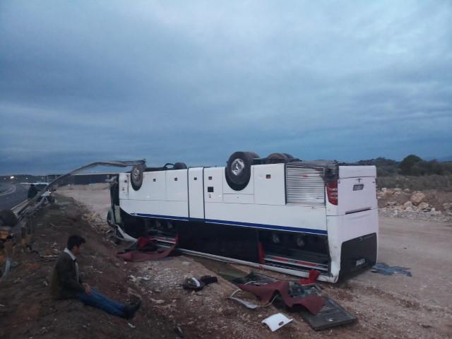 İzmir'in Bergama ilçesinde, işçileri taşıyan servis otobüsü ile otomobilin çarpışması sonucu 25 kişi yaralandı. İzmir-Çanakkale kara yolu Zeytindağ Mahallesi Işıklar mevkisinde, Tacim Keklik'in kullandığı 34 ANB 882 plakalı otomobil, Şeref Görgülü idaresindeki, işçileri taşıyan 35 S 01216 plakalı servis otobüsüyle çarpıştı. Çarpışmanın etkisiyle otobüs devrildi. Kazada, otobüste bulunan işçilerden 20'si ile otomobildeki 5 kişi yaralandı. ( Jandarma - Anadolu Ajansı )