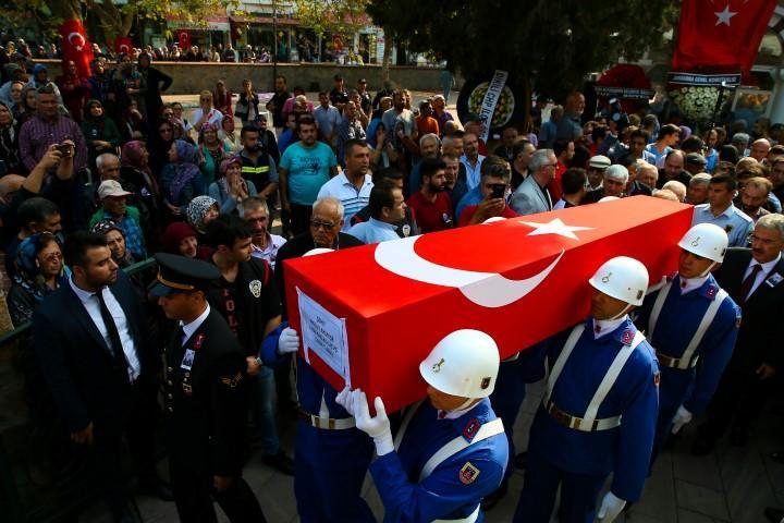 Antalya'da jandarma su altı kurtarma ekibinin dalış eğitiminde rahatsızlanarak şehit olan Jandarma Astsubay Kıdemli Üst Çavuş Mesut Akmeşe, İzmir'in Dikili ilçesinde son yolculuğuna uğurlandı.  ( Emin Mengüarslan - Anadolu Ajansı )