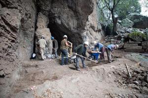 İzmir'in Dikili ilçesindeki bir mağarada yürütülen kurtarma kazısında, Geç Yontma Taş Devri'ne (Epipaleolitik) ait 14 bin yıllık taş aletler ve kemik buluntularına rastlandı. Çalışmaları yürüten Türk ve Alman bilim insanları, mağaranın, ana tanrıça Kybele'ye adanmış bir kült merkezi olarak da kullanıldığını ortaya koydu. ( Alman Arkeoloji Enstitüsü  - Anadolu Ajansı )