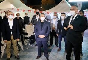 AK Parti ve MHP İzmir teşkilatı üyeleri, yeni tip koronavirüs (Kovid-19) salgını nedeniyle kan stokları tükenen Türk Kızılay'a destek için kan bağışı kampanya başlattı. AK Parti İl Başkanı Kerem Ali Sürekli (solda) ile MHP İl Başkanı Veysel Şahin (ortada), teşkilat üyeleriyle birlikte Bornova Meydanı'ndaki Kızılay'ın kan bağış merkezine geldi. Burada Türk Kızılay Ege Bölgesi Kan Merkezi Müdürü Gökay Gök'ten (sağda) bilgi alan Sürekli ve Şahin, bağışta bulunan vatandaşlara da teşekkür etti. ( Mustafa Güngör - Anadolu Ajansı )