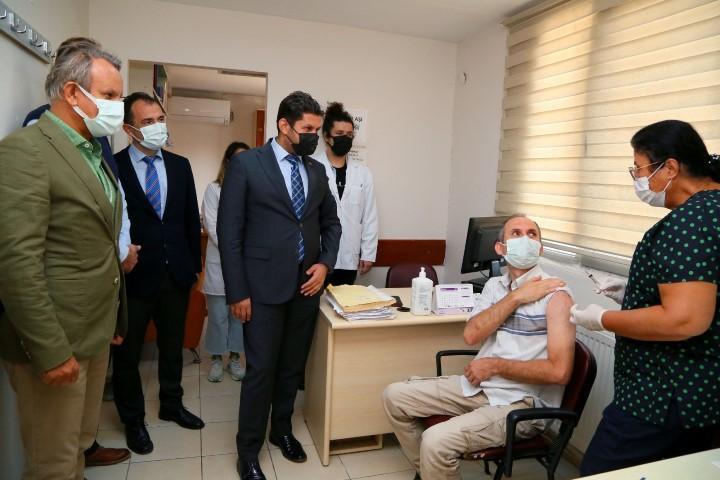 Sağlık Bakanlığı Türkiye Sağlık Enstitüleri Başkanlığı (TÜSEB) ile Erciyes Üniversitesi (ERÜ) iş birliğiyle geliştirilen yeni tip koronavirüs (Kovid-19) aşısı "TURKOVAC", Faz-3 çalışmaları kapsamında İzmir'de de gönüllü vatandaşlara uygulanıyor. ( İl Sağlık Müdürlüğü - Anadolu Ajansı )