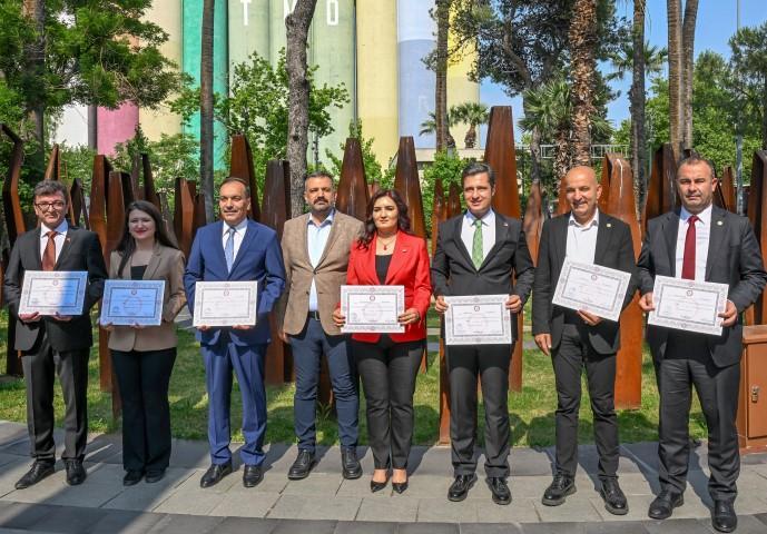 28. Dönem Milletvekili Genel Seçimi'nde İzmir'de CHP'den seçilen milletvekillerinin bazıları, mazbatalarını aldı. CHP İzmir İl Başkanı Şenol Aslanoğlu (sol 4) ve milletvekilleri daha sonra basın mensuplarına poz verdi.
( Mehmet Emin Mengüarslan - Anadolu Ajansı )