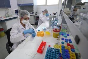 İzmir'in Menderes ilçesinde bulunan İTOB Organize Sanayi Bölgesi'nde 25 yıldır faaliyet gösteren ve tanı kitleri geliştiren Türklab firması, Kovid-19 sürecinde de test geliştirmek için çalışmalara hız verdi. Yaklaşık 4 ay önce firma tarafından geliştirilen antikor testi, hem iç piyasada hem de dış piyasada yoğun talep gördü. Geliştirilen yeni tip koronavirüs (Kovid-19) antikor testi, yaklaşık 50 ülkeye satıldı.  ( Mahmut Serdar Alakuş - Anadolu Ajansı )