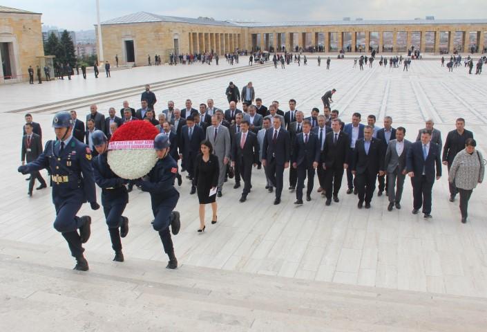 31 Mart Mahalli İdareler Genel Seçimleri'nde İzmir'in Kınık, Kiraz, Bayındır, Bergama ve Aliağa ilçelerinde seçimi kazanan Cumhur İttifakı'nın belediye başkanları, mazbatalarını almalarının ardından ilk toplu ziyaretlerini Anıtkabir'e gerçekleştirdi. ( Hamza Dağ Basın Bürosu - Anadolu Ajansı )