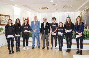 İzmir İl Milli Eğitim Müdürlüğü ve SOCAR Türkiye arasında imzalanan "İnovatif Düşünme ve Girişimcilik Projesi" ile Aliağa ve Bornova ilçelerindeki 10 okulda gerçekleştirilen atölye çalışmaları kapsamında düzenlenen iş fikri yarışmasının ödül töreni gerçekleştirildi. ( AA - Anadolu Ajansı )