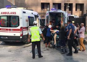İzmir Adliyesinde gaz kaçağı nedeniyle tahliye işlemi başlatıldı, 2 kişi hastaneye kaldırıldı. ( Ömer Süt - Anadolu Ajansı )