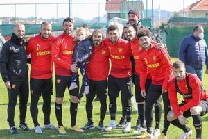İzmir'de 30 Ekim 2020'de meydana gelen depremde yıkılan Rıza Bey Apartmanı'nın enkazından 91 saat sonra kurtarılan 3 yaşındaki Ayda Gezgin, Süper Lig ekiplerinden Göztepe'nin antrenmanını ziyaret etti. Teknik direktör Ünal Karaman ve futbolcularla sohbet eden minik Ayda, daha sonra top oynayıp, fotoğraf çektirdi. ( Göztepe Kulübü - Anadolu Ajansı )