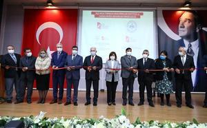 AK Parti Genel Başkanvekili Binali Yıldırım (ortada), İzmir Katip Çelebi Üniversitesi (İKÇÜ) ve Moğolistan Ulusal Üniversitesi (MUIS) iş birliğiyle kurulan "Türkoloji Araştırmaları Enstitüsü"nün hizmete alınması nedeniyle üniversitenin Çiğli Ana Yerleşkesinde düzenlenen "Türkiye, Türk Devletleri ve Akraba Toplulukları" başlıklı konferansa katıldı. Yıldırım, İKÇÜ Rektörü Prof. Dr. Saffet Köse (sol 5), AK Parti İzmir Milletvekili Cemal Bekle (sağ 4), Milliyetçi Hareket Partisi (MHP) İzmir İl Başkanı Veysel Şahin (sağ 2) ve protokol üyeleri ile İKÇÜ-MUIS Türkoloji Araştırmaları Enstitüsünün açılış kurdelesini kesti. ( Mehmet Emin Mengüarslan - Anadolu Ajansı )