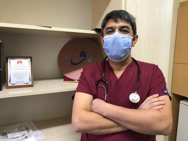 İzmir Katip Çelebi Üniversitesi (İKÇÜ) Tıp Fakültesi Göğüs Hastalıkları Ana Bilim Dalı Başkanı Prof. Dr. Bünyamin Sertoğullarından, yeni tip koronavirüs (Kovid-19) teşhisi konulan ancak Sağlık Bakanlığı tarafından ücretsiz verilen ilaçları kullanmayanların hastalığı daha ağır geçirdiğini söyledi. ( Tezcan Ekizler - Anadolu Ajansı )