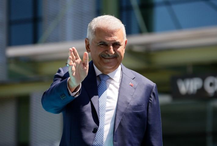 AK Parti İzmir Milletvekili Binali Yıldırım, temaslarda bulunmak üzere geldiği İzmir'de Adnan Menderes Havalimanı'nda partililer tarafından karşılandı. Binali Yıldırım, programda konuşma yaptı. ( Mahmut Serdar Alakuş - Anadolu Ajansı )