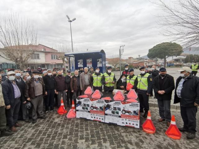 İzmir'de traktör kazalarının önlenmesi için 159 sürücüye reflektör dağıtıldı