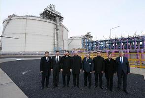 Enerji ve Tabii Kaynaklar Bakanı Berat Albayrak, yeni yatırımla günlük kapasitesi 24 milyon metreküpe çıkarılan Aliağa ilçesindeki Egegaz LNG Terminalinde incelemelerde bulundu.   ( Cem Öksüz - Anadolu Ajansı )