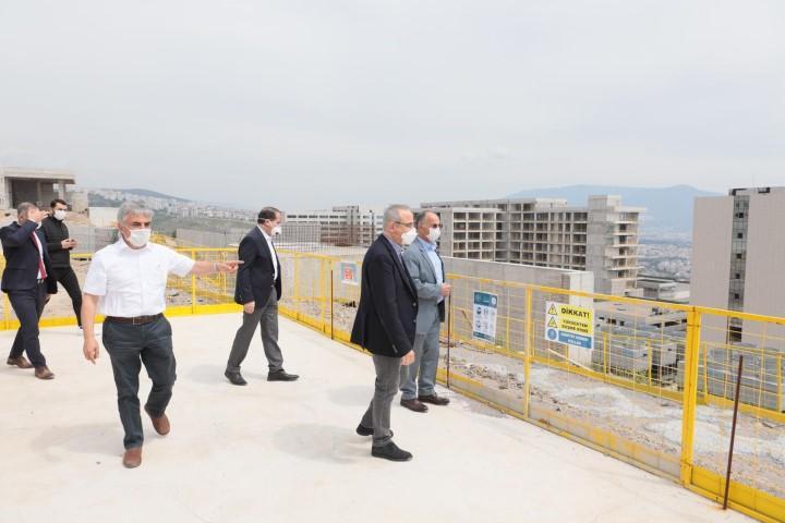 AK Parti İzmir İl Başkanı Kerem Ali Sürekli, AK Parti İzmir Milletvekili Yaşar Kırkpınar ve İl Sağlık Müdürü Burak Öztop ile yapımı devam eden İzmir Bayraklı Şehir Hastanesinin şantiyesindeki çalışmaları inceledi. ( AK Parti İzmir İl Başkanlığı - Anadolu Ajansı )