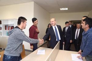 İçişleri Bakanı Süleyman Soylu, İzmir Göç İdaresi Müdürlüğüne bağlı Harmandalı Geri Gönderme Merkezi'ni ziyaret etti. Merkezdeki çalışmalar hakkında yetkililerden bilgi alan Soylu, buradaki göçmenlerle sohbet etti ve çocuklara çeşitli hediyeler verdi.  ( İçişleri Bakanlığı - Anadolu Ajansı )