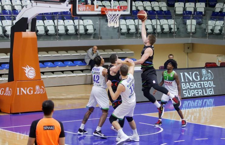 Lokman Hekim Fethiye Belediyespor, ING Basketbol Süper Ligi'nin 9. haftasında Aliağa Petkimspor ile karşılaştı. Bir pozisyonda Aliağa Petkimsporlu oyuncu Hummer (34), Lokman Hekim Fethiye Belediyesporlu oyuncularla mücadele etti. ( Ali Rıza Akkır - Anadolu Ajansı )