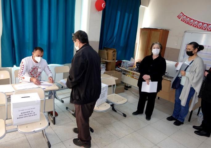 İzmir, Aydın ve Manisa illerinde yaşayan çifte vatandaşlar, Bulgaristan'daki parlamento ve cumhurbaşkanlığı seçimleri için oy kullandı. İzmir’de Aliağa, Bornova, Buca, Gaziemir, Urla ve Menderes ilçelerindeki 12 okula sandık kuruldu. ( Halil Şahin - Anadolu Ajansı )