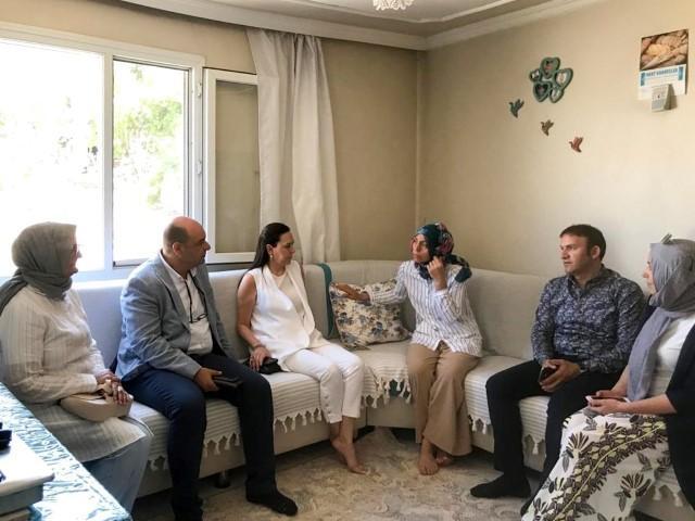 AK Parti İzmir teşkilatları, "Gönül Kapısı" programı kapsamında 30 ilçede eş zamanlı engelli ve aileleri, yaşlılar, huzurevleri, şehit aileleri ve gazileri ziyaret etti. ( AK Parti İzmir İl Başkanlığı - Anadolu Ajansı )