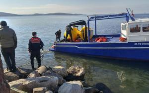 İzmir'de kaçak yakalanan 2 ton canlı midye denize bırakıldı