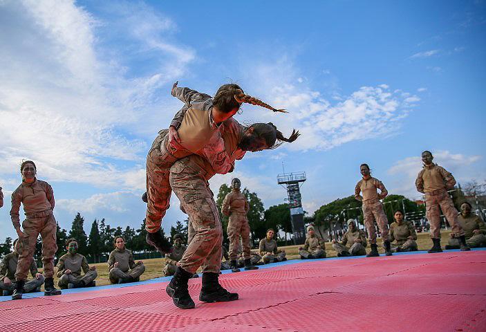 Foça Jandarma Komando Okulu ve Eğitim Merkezi Komutanlığında nefes kesen komando eğitimlerine katılan ve bu anlamda Türkiye'nin ilk kadın jandarma komando astsubayları olan 20 komando kendilerine verilecek zorlu görevleri bekliyor. Gördükleri zorlu eğitimin ardından, iç güvenlik harekatlarında ve her türlü savaş ortamında görev yapabilecek standartlara gelen kadın astsubaylar, zor koşullarda ortaya koydukları üstün performanslarla dikkat çekti. ( Halil Fidan - Anadolu Ajansı )