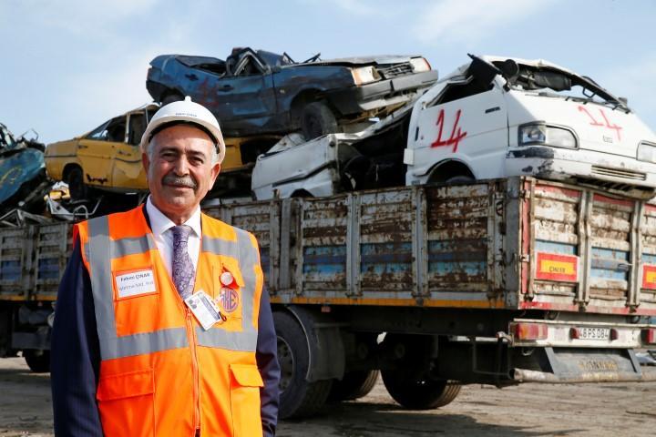 Ülke genelindeki 3 hurda müdürlüğüyle yıllık yaklaşık 300 bin ton ömrünü tamamlamış malzemeyi savunma sanayisine girdi olarak geri kazandıran Makina ve Kimya Endüstrisi Kurumu (MKE) Hurda İşletmesi, hurda otomobillere yönelik yeni teşvik düzenlemesine hazırlanıyor. AA ekibinin yerden ve drone desteğiyle havadan görüntülediği Aliağa Hurda Müdürlüğüne Türkiye'nin yaklaşık 15 ilinden her gün ortalama 15 tır ömrünü tamamlamış malzeme getiriliyor. Çoğunluğunu ulaşım araçlarının oluşturduğu hurdalar, kantarda tartıldıktan sonra araçların içindeki sıvıların boşaltıldığı birime yönlendiriliyor. MKE Hurda İşletmesi Müdür Yardımcısı Fehmi Çınar (fotoğrafta), açıklamada bulundu. ( Cem Öksüz - Anadolu Ajansı )