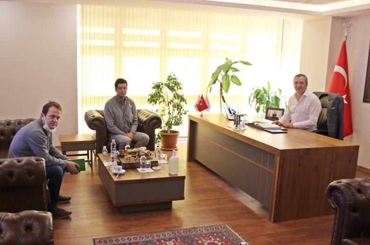 Bergama Ticaret Odası Yönetim Kurulu Başkanı Fikret Ürper (sağda), Kozak Yaylası'nda çam fıstığı üretimindeki verim kayıplarının araştırılması için araştırma enstitüsü kurulmasını istediklerini belirtti. Kozak'ta fıstık çamı ağaçlarındaki verim kayıplarına ilişkin araştırma yapan İstanbul Üniversitesi - Cerrahpaşa Orman Fakültesi Öğretim Üyesi Profesör Dr. Coşkun Köse ve Dr. Öğretim Üyesi Taner Okan, Ürper'i ziyaret etti. ( Bergama Ticaret Odası - Anadolu Ajansı )