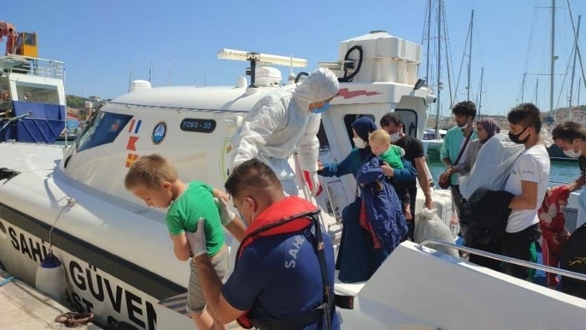 İzmir'in Menderes, Çeşme, Foça, Karaburun ve Dikili ilçelerinde Yunanistan unsurlarınca farklı zamanlarda Türk kara sularına itilen 172 düzensiz göçmen karaya çıkarıldı. ( Sahil Güvenlik Komutanlığı - Anadolu Ajansı )