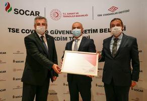 SOCAR Türkiye Rafineri ve Petrokimya İş Birimi, yeni tip koronavirüs (Kovid-19) salgınıyla mücadele kapsamında Türk Standardları Enstitüsü (TSE) denetçilerinin detaylı kontrolünden geçerek "TSE COVID-19 Güvenli Üretim Belgesini" almaya hak kazandı. Belgenin Aliağa'daki şirket merkezindeki teslim törenine Sanayi ve Teknoloji Bakan Yardımcısı Hasan Büyükdede (solda), TSE Başkanı Adem Şahin (sağda) ve SOCAR Türkiye Rafineri ve Petrokimya İş Birimi Başkanı Anar Mammadov (ortada) katıldı. ( Mahmut Serdar Alakuş - Anadolu Ajansı )