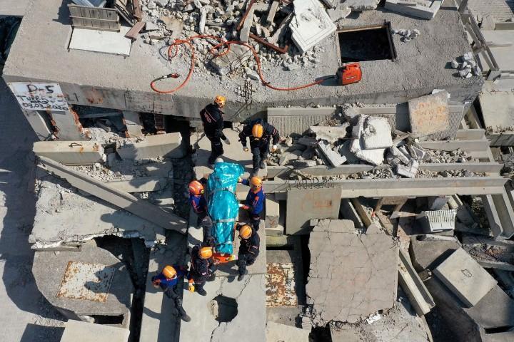 İzmir'deki depremde kahramanlıklarıyla herkesin takdirini kazanan Afet ve Acil Durum Yönetimi Başkanlığı (AFAD) İzmir ekipleri, zorlu tatbikat ve eğitimlerle olası afetler için hazırlıklarını sürdürüyor. İzmir Arama Kurtarma Birlik Müdürlüğü ekipleri, olası afetlere hazırlık için kurumun bahçesinde özel olarak hazırlanan eğitim alanında tatbikatlar gerçekleştiriyor. Eğitim alanındaki enkazda özel eğitimli köpeklerin katılımıyla yapılan tatbikatlar ise gerçeği aratmadı. ( Halil Fidan - Anadolu Ajansı )