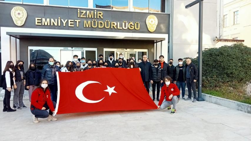 İzmir polisi, öğrenciler için gezi düzenledi