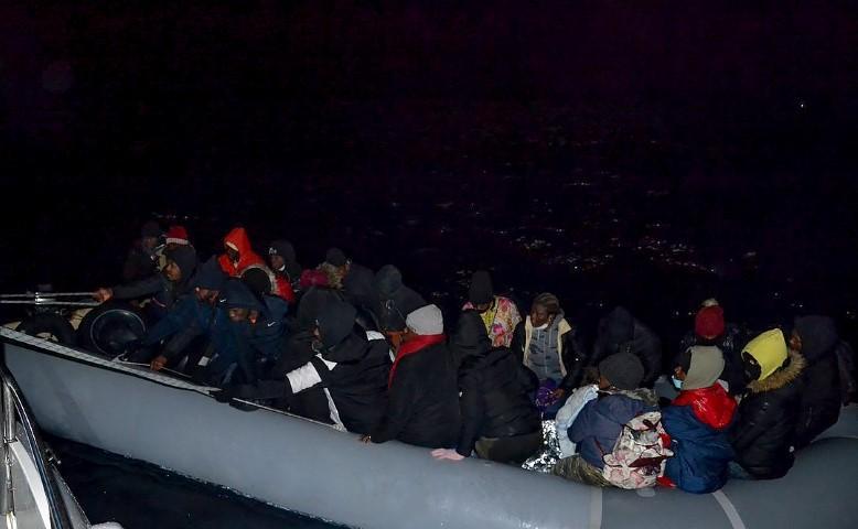 İzmir'in Çeşme ve Dikili ilçeleri açıklarında Yunanistan unsurlarınca Türk kara sularına itilen iki lastik bottaki 48 sığınmacı kurtarıldı. ( Sahil Güvenlik Komutanlığı - Anadolu Ajansı )