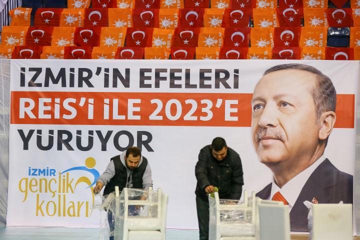AK Parti İzmir İl Başkanı Aydın Şengül, Cumhurbaşkanı ve AK Parti Genel Başkanı Recep Tayyip Erdoğan'ın yarın katılımı beklenen İzmir Aday Tanıtım Toplantısı için Halkapınar Spor Salonu'nda yapılan hazırlık çalışmalarını inceledi. Toplantı öncesi bayraklarla donatılan Halkapınar Spor Salonu'na "Gönüller yapmaya geldik", "İzmir'in efeleri, Reisi ile 2023'e yürüyor" yazılı pankartlar asıldı ve dev platform kuruldu.  ( Emin Mengüarslan - Anadolu Ajansı )