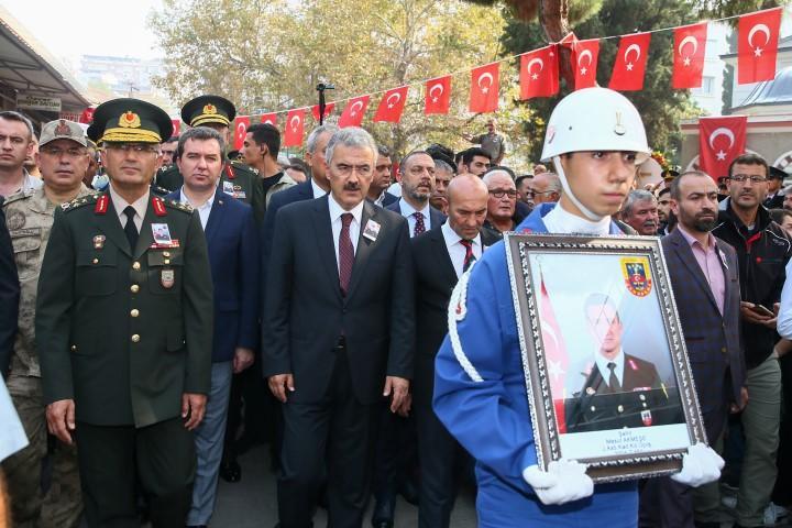 Antalya'da jandarma su altı kurtarma ekibinin dalış eğitiminde rahatsızlanarak şehit olan Jandarma Astsubay Kıdemli Üst Çavuş Mesut Akmeşe, İzmir'in Dikili ilçesinde son yolculuğuna uğurlandı. Cenazenin ardından İzmir Valisi Erol Ayyıldız (ortada), Ege Ordu Komutanı Korgeneral Ali Sivri (solda) İzmir Büyükşehir Belediye Başkanı Tunç Soyer (sağ 3), protokol üyeleri ve yakınları, şehit Akmeşe'nin konulduğu top arabasının ardından bir süre yürüdü. ( Emin Mengüarslan - Anadolu Ajansı )