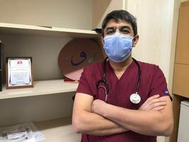 İzmir Katip Çelebi Üniversitesi (İKÇÜ) Tıp Fakültesi Göğüs Hastalıkları Ana Bilim Dalı Başkanı Prof. Dr. Bünyamin Sertoğullarından, yeni tip koronavirüs (Kovid-19) teşhisi konulan ancak Sağlık Bakanlığı tarafından ücretsiz verilen ilaçları kullanmayanların hastalığı daha ağır geçirdiğini söyledi. ( Tezcan Ekizler - Anadolu Ajansı )