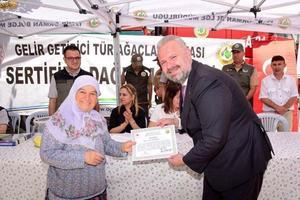 İzmir Orman Müdürlüğünce, "gelir getirici tür ağaçlandırması" projesi kapsamında Menemen'de dikilen 3 bin zeytin ağacı, 34 çiftçinin kullanımına verildi. Menemen Belediye Başkan Vekili Aydın Pehlivan (sağda) proje kapsamında İğnedere'deki 10 bin dekar alana dikilen zeytinlik alanların kullanım hakkını, çekilen kura sonucu 34 çiftçiye dağıtıldı. ( Menemen Belediyesi  - Anadolu Ajansı )
