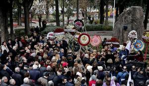 Mustafa Kemal Atatürk'ün annesi Zübeyde Hanım, ölümünün 94'üncü yıl dönümünde İzmir'deki mezarı başında anıldı. Karşıyaka ilçesindeki anıt mezar önünde düzenlenen törende siyasi parti ve sivil toplum örgütlerinin temsilcileri anıta çelenk koydu.  ( Mahmut Serdar Alakuş - Anadolu Ajansı )