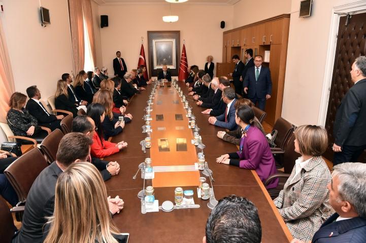 CHP Genel Başkanı Kemal Kılıçdaroğlu, İzmir Büyükşehir Belediye Başkanı Tunç Soyer ve Millet İttifakı'nın İzmir ilçe belediye başkanları ile bir araya geldi. ( CHP - Anadolu Ajansı )