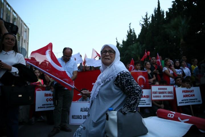 Almanya'nın Stuttgart kentinde gerçekleştirilen şampiyonada, halka aleti finalinde 14.933'lük derecesiyle şampiyon olup, cimnastikte büyüklerde altın madalya kazanan ilk Türk sporcu olarak tarihe geçen İbrahim Çolak ile şampiyonada dünya ikincisi olan Ahmet Önder ve olimpiyat kotası alan Ferhat Arıcan ile Nazlı Savranbaşı İzmir'e geldi. Gözyaşlarına hakim olamayan İbrahim Çolak'ın babaannesi Sultan Çolak da İzmir Adnan Menderes Havalimanı'nda torununu karşıladı. ( Halil Fidan - Anadolu Ajansı )