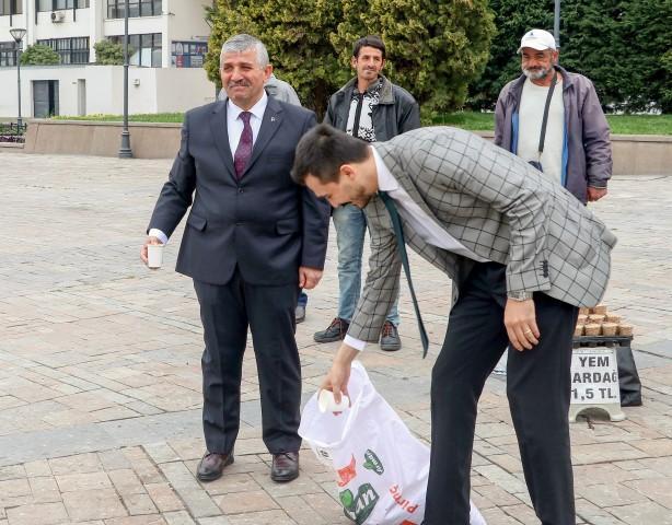 İzmir'de koronavirüs tedbirleri kapsamında vatandaşların sokağa çıkmamasıyla birlikte yem bulmakta güçlük çeken sokak hayvanları için MHP İzmir teşkilatı üyeleri yemleme yaptı. MHP İzmir İl Başkanı Veysel Şahin (solda), teşkilat üyeleriyle birlikte Saat Kulesi önündeki kuşlara yem attı. ( Mustafa Güngör - Anadolu Ajansı )