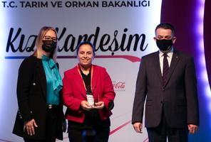 Tarım ve Orman Bakanı Bekir Pakdemirli, Dünya Kadın Çiftçiler Günü etkinlikleri kapsamında Tarım ve Orman Bakanlığı desteğiyle Coca-Cola Vakfı, TOBB ve Habitat Derneği tarafından yürütülen "Kız Kardeşim Projesi"nin son toplantısına katıldı. Bakan Pakdemirli (sağda) ve AK Parti İzmir Milletvekili Ceyda Bölünmez Çankırı (solda) programda kadın girişimcilere plaket verdi. ( Ömer Evren Atalay - Anadolu Ajansı )