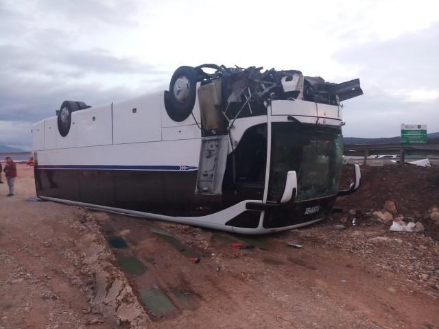 İzmir'in Bergama ilçesinde, işçileri taşıyan servis otobüsü ile otomobilin çarpışması sonucu 25 kişi yaralandı. İzmir-Çanakkale kara yolu Zeytindağ Mahallesi Işıklar mevkisinde, Tacim Keklik'in kullandığı 34 ANB 882 plakalı otomobil, Şeref Görgülü idaresindeki, işçileri taşıyan 35 S 01216 plakalı servis otobüsüyle çarpıştı. Çarpışmanın etkisiyle otobüs devrildi. Kazada, otobüste bulunan işçilerden 20'si ile otomobildeki 5 kişi yaralandı. ( Jandarma - Anadolu Ajansı )