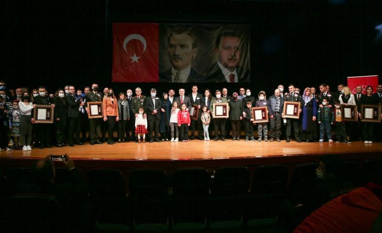 Cumhurbaşkanı Recep Tayyip Erdoğan tarafından şehit aileleri ve gazilere tevdi edilen "Devlet Övünç Madalyası ve Beratı" takdim töreni, Ege Üniversitesi Atatürk Kültür Merkezinde yapıldı. ( Ömer Evren Atalay - Anadolu Ajansı )