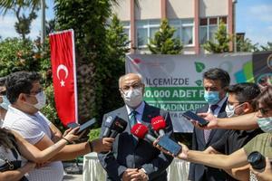 İzmir Valisi Yavuz Selim Köşger, Tarım ve Orman İl Müdürlüğünde, kadın üreticilere yönelik 250 bin domates fidesi dağıtımı etkinliğine katıldı. Vali Köşger, etkinlik sonunda gazetecilere kentteki günlük yeni tip koronavirüs (Kovid-19) vaka sayısına ilişkin açıklamada bulundu. ( Lokman İlhan - Anadolu Ajansı )