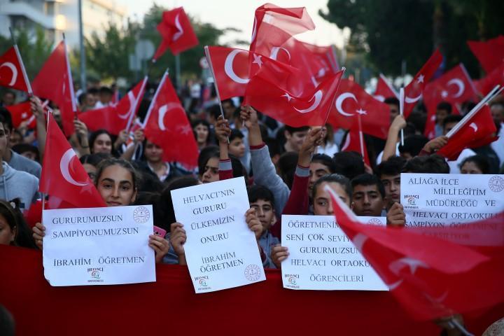 Almanya'nın Stuttgart kentinde gerçekleştirilen şampiyonada, halka aleti finalinde 14.933'lük derecesiyle şampiyon olup, cimnastikte büyüklerde altın madalya kazanan ilk Türk sporcu olarak tarihe geçen İbrahim Çolak ile şampiyonada dünya ikincisi olan Ahmet Önder ve olimpiyat kotası alan Ferhat Arıcan ile Nazlı Savranbaşı İzmir'e geldi. Aliağa Helvacı Ortaokulu'nda beden öğretmeni olarak görev yapan İbrahim Çolak'ın öğrencileri, İzmir Adnan Menderes Havalimanı'nda Türk bayraklarıyla öğretmenlerini karşıladı. ( Halil Fidan - Anadolu Ajansı )